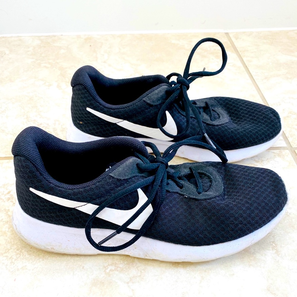 Nike women’s tennis shoes 9